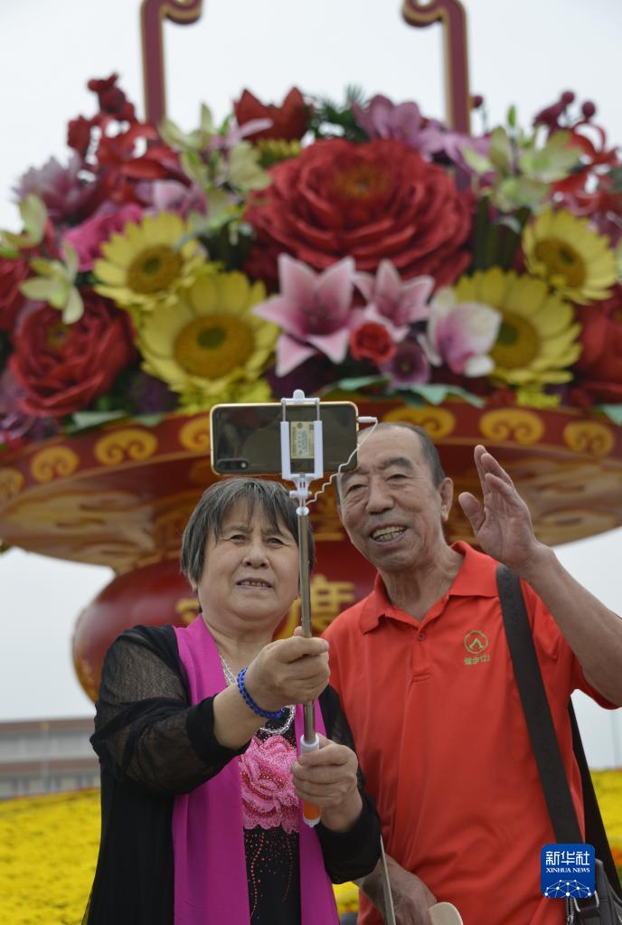 Jukwaa la Maua Lenye Kaulimbiu ya “Libariki Taifa Letu” lawa kivutio kwenye Uwanja wa Tian An Men