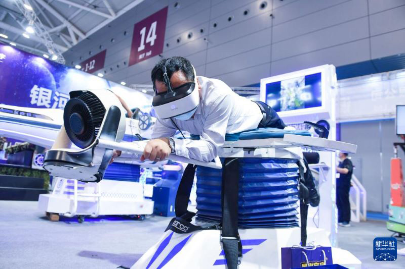 Tarehe 23, Septemba, mtembeleaji anajaribu mchezo wa VR kwenye maonesho ya utamaduni ya 17. Mipiga picha wa Shirika la Habari la China Xinhua, Mao Siqian