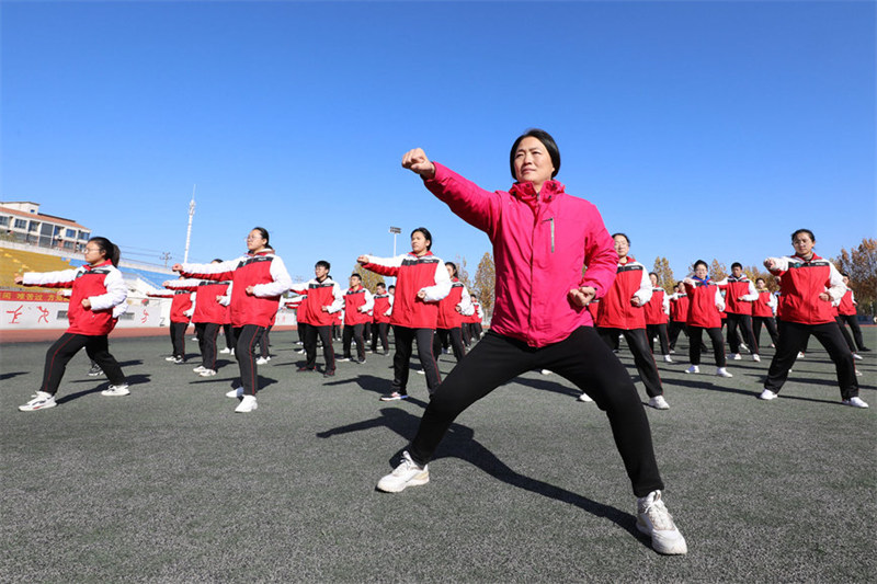 Wanafunzi wa Wilaya ya Wen iliyoko Jiaozuo, Mkoa wa Henan wakifanya mazoezi ya karate ya Tai Chi chini ya mafunzo ya mwalimu. (Mpiga picha: Xu Hongxing)