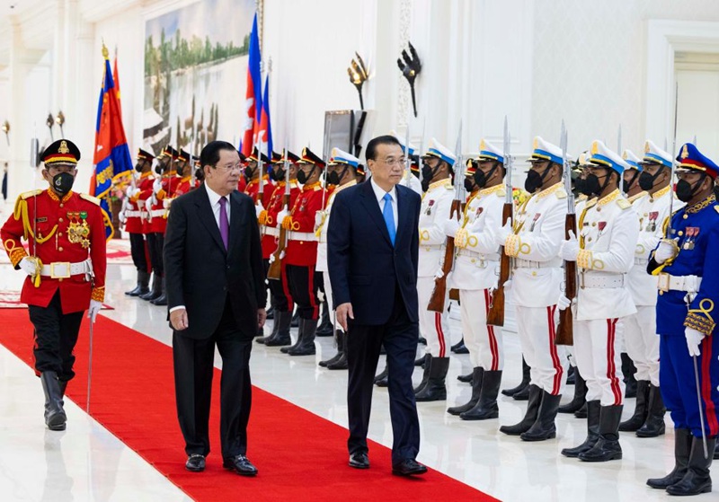 Waziri Mkuu wa Cambodia Samdech Techo Hun Sen akifanya hafla kuu ya kumkaribisha Waziri Mkuu wa China Li Keqiang kabla ya mkutano wao katika Ikulu ya Amani huko Phnom Penh, Cambodia, Novemba 9, 2022. (Xinhua/Huang Jingwen)