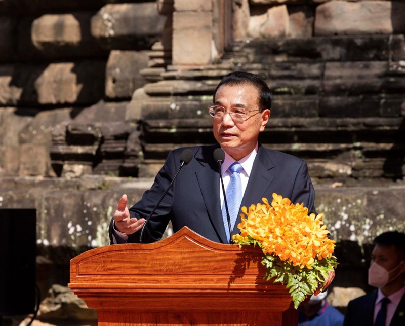 Waziri Mkuu wa China Li Keqiang akihutubia hafla ya kukabidhi Mradi wa Kukarabati Hekalu la Takeo uliosaidiwa na China huko Siem Reap, Cambodia, Novemba 10, 2022. Waziri Mkuu Li Alhamisi asubuhi pia alitembelea maonyesho yanayoadhimisha miaka 30 ya mabadilishano ya urithi wa kitamaduni na ushirikiano kati ya China na Cambodia huko Siem Reap. Aliambatana na Mwakilishi Mkuu wa Waziri Mkuu wa Cambodia Samdech Techo Hun Sen na Naibu Waziri Mkuu wa Cambodia Chea Sophara. (Xinhua/Huang Jingwen)