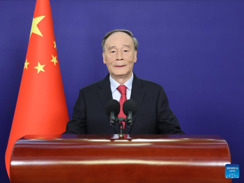 Makamu wa Rais wa China Wang Qishan akitoa hotuba katika hafla ya ufunguzi wa Kongamano la Uchumi Mpya la Bloomberg lililofanyika nchini Singapore kupitia njia ya video Novemba 15, 2022. (Xinhua/Wang Ye)