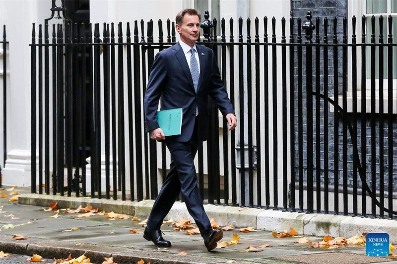 Waziri wa Fedha wa Uingereza Jeremy Hunt akiondoka Mtaa Na.11 wa Downing huko London, Uingereza, Novemba 17, 2022. Jeremy Hunt Alhamisi ametangaza hatua kadhaa za kuongeza kodi na kupunguza matumizi yenye thamani ya pauni bilioni 55 za Uingereza (kama dola za Marekani bilioni 65) katika jitihada za kuboresha hali ya kifedha ya umma na kurejesha uaminifu wa kiuchumi wa nchi hiyo. (Xinhua)