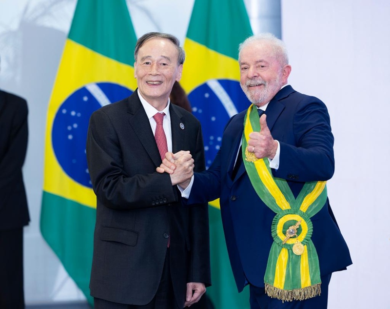 Kwa mwaliko wa Serikali ya Brazil, Mwakilishi Maalum wa Rais Xi Jinping wa China, Makamu wa Rais wa China Wang Qishan akisalimiana na kushiriki kwenye hafla ya kuapishwa kwa Rais mpya wa Brazil Luiz Inacio Lula da Silva huko Brasilia, Brazil, Januari 1, 2023. (Xinhua/Liu Bin)