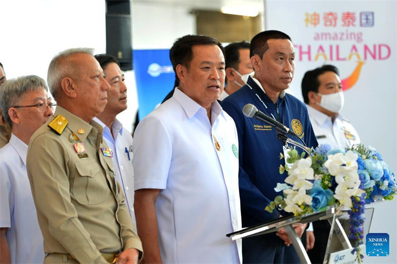 Naibu Waziri Mkuu wa Thailand na Waziri wa Afya ya Umma Anutin Charnvirakul na maafisa wengine wakuu wakishiriki kwenye  hafla ya kuwakaribisha watalii wa China kwenye Uwanja wa Ndege wa Suvarnabhumi huko Samut Prakan, Thailand, Januari 9, 2022. Thailand siku ya Jumatatu iliwakaribisha maelfu ya watalii wa China waliowasili katika mji mkuu wake wa Bangkok, ikiwa ni kundi la kwanza la watalii kufuatia China kuboresha hatua zake za kudhibiti UVIKO-19 ambapo zilianza kutekelezwa Januari 8. Katika uwanja wa ndege wa Suvarnabhumi, Naibu Waziri Mkuu wa Thailand ambaye pia ni Waziri wa Afya ya Umma Anutin Charnvirakul na maafisa wengine wakuu waliwakaribisha watalii 269 kutoka mji wa Xiamen wa China, ambao walilakiwa kwa maua na mifuko yenye zawadi. (Xinhua/Rachen Sageamsak)