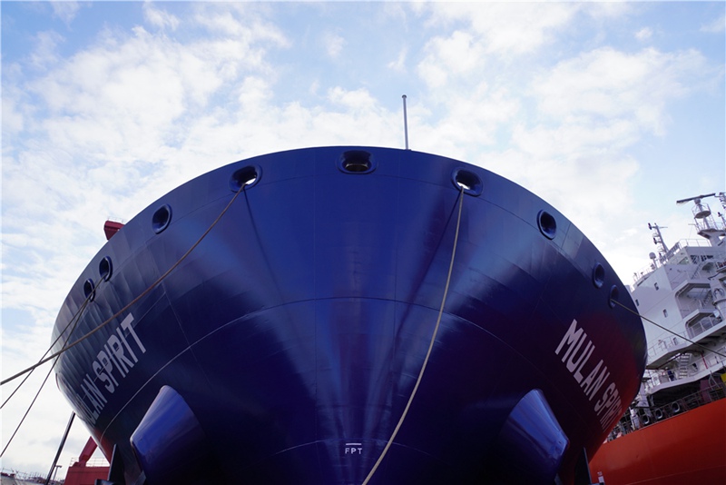 Meli mbili za usafirishaji zilizoundwa na China zatoka kwenye Gati huko Shanghai