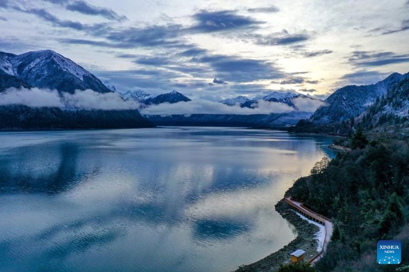 Picha hii iliyopigwa Machi 19, 2023 ikionyesha mandhari ya Ziwa Basum baada ya theluji kuanguka katika Mji wa Nyingchi, Mkoa unaojiendesha wa Tibet, Kusini-Magharibi mwa China. (Xinhua/ Jiang Fan)