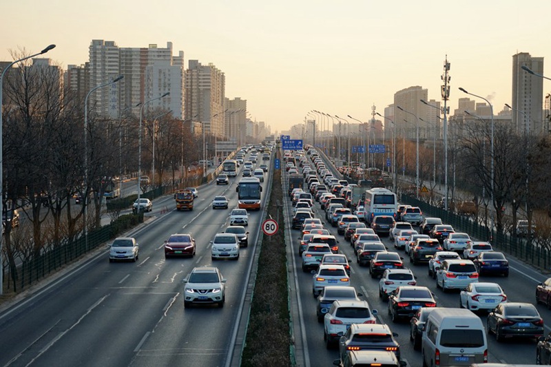 Magari yakiendeshwa kwenye Barabara ya Lianshi Mashariki wakati wa pilika za watu wengi kwenda kazini asubuhi hapa Beijing, Mji Mkuu wa China, Januari 3, 2023. (Xinhua/Zhang Chenlin)