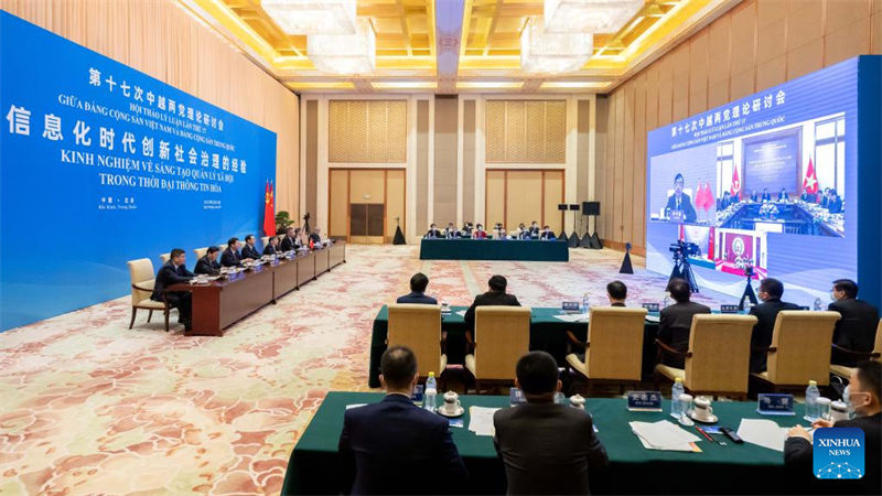 Li Shulei, Mjumbe wa Ofisi ya Siasa ya Kamati Kuu ya Chama cha Kikomunisti cha China (CPC) na Mkuu wa Idara ya Uenezi ya Kamati Kuu ya CPC, na Nguyen Xuan Thang, Mjumbe wa Ofisi ya Siasa ya Kamati Kuu ya Chama cha Kikomunisti cha Vietnam (CPV), Mwenyekiti wa Baraza Kuu la Nadharia na Mkuu wa Chuo cha Kitaifa cha Siasa cha Ho Chi Minh, wakihudhuria semina ya 17 ya nadharia ya pande hizo mbili kupitia njia ya video, Machi 29, 2023. Pande hizo mbili zimefanya semina yao ya 17 ya nadharia siku ya Jumatano kupitia njia ya mtandao, ili kubadilishana uzoefu uliopatikana katika ukuzaji wa mbinu mpya za usimamizi wa kijamii katika zama za upashanaji wa habari. (Xinhua/Zhai Jianlan)