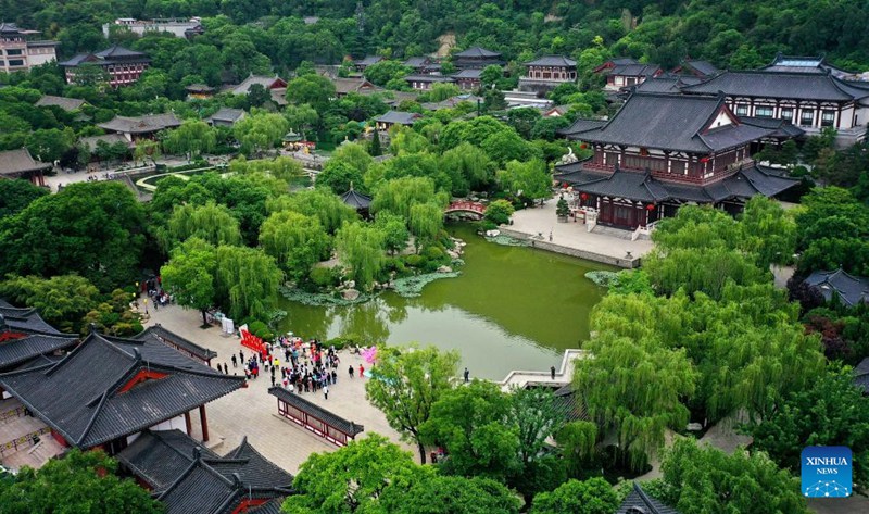 Picha hii ikionyesha watalii wanaotembelea eneo lenye mandhari nzuri la Kasri la Huaqing huko Xi'an, Mkoa wa Shaanxi, Kaskazini-Magharibi mwa China, Mei 5, 2023.  (Xinhua/Liu Xiao)