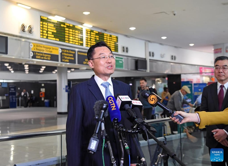 Xie Feng, Balozi mpya wa China nchini Marekani akitoa maelezo mafupi kwa vyombo vya habari alipowasili kwenye Uwanja wa Ndege wa Kimataifa wa John F. Kennedy mjini New York, Marekani, Mei 23, 2023. Xie Feng ameitaka Washington kufanya kazi na China kuimarisha mazungumzo, kudhibiti tofauti na kukuza ushirikiano, ili kuufanya uhusiano wa China na Marekani kurudi kwenye njia sahihi. (Xinhua/Li Rui)