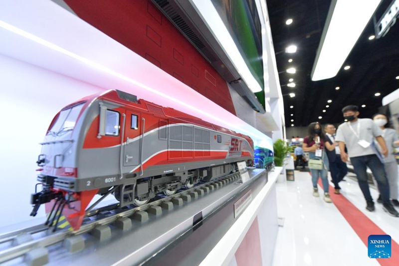 Watembeleaji wa maonyesho wakitazama mifano ya treni za Shirika la Reli la China la Rolling Stock (CRRC) kwenye Maonyesho ya Reli ya Asia Pasifiki Mwaka 2023 mjini Bangkok, Thailand, Mei 31, 2023. (Xinhua/Rachen Sageamsak)
