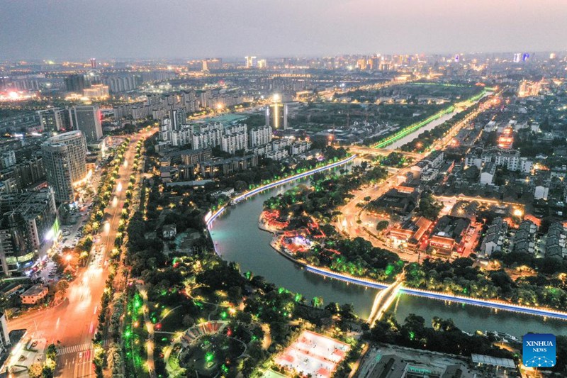 Picha hii ya angani iliyopigwa Juni 14, 2023 ikionyesha mandhari ya usiku ya Mfereji Mkuu wa China huko Yangzhou, Mkoa wa Jiangsu, Mashariki mwa China.Mfereji Mkuu wa China, ambao ni njia kubwa ya maji inayounganisha sehemu za kaskazini na kusini mwa China, uliorodheshwa kuwa Sehemu ya Urithi wa Dunia wa Shirika la Umoja wa Mataifa la Elimu, Sayansi na Utamaduni (UNESCO) Mwaka 2014. Yangzhou, mji wenye mandhari ya kupendeza ambao mfereji huo unapita, umekuwa ukijulikana kwa vivutio vya pande za mfereji huo kama vile Ziwa Slender Magharibi na mfereji wa Sanwan wenye mandhari nzuri. (Xinhua/Yang Lei)