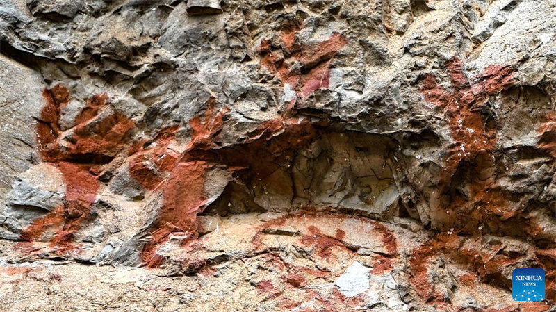 Picha hii iliyopigwa Agosti 8, 2023 inaonesha sehemu ya michoro iliyoko kwenye miamba ya Huashan katika wilaya ya Ningming, Chongzuo, Kusini mwa Mkoa wa Guangxi, China. Eneo la Zuojiang Huashan lina michoro zaidi ya 1,900 iliyohifadhiwa vizuri kwenye uso wa milima ya Huashan kando ya Mto Zuojiang na kijito cha Mingjiang huko Chongzuo.