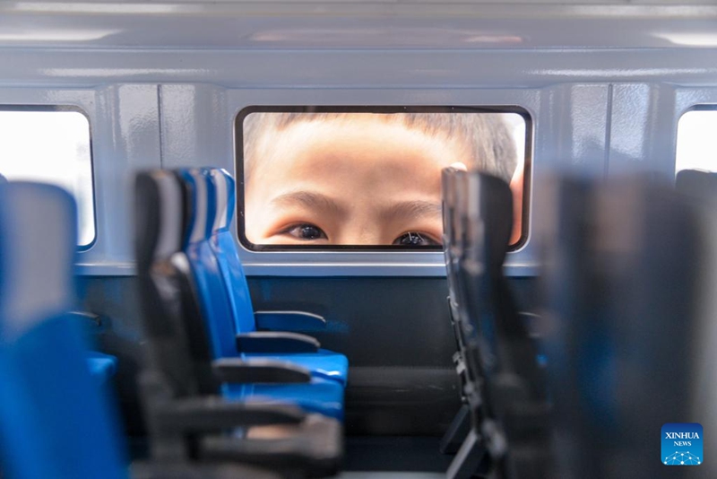 Mtoto akitazama ndani ya mfano wa treni ya mwendo kasi ya Reli ya Jakarta-Bandung katika Stesheni ya Reli ya Halim mjini Jakarta, Indonesia, Novemba 5, 2023. (Xinhua/Xu Qin)
