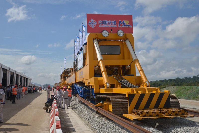 Picha hii iliyopigwa Desemba 11, 2023 ikionyesha hafla ya ukataji utepe kuashiria kuanza kwa uwekaji wa njia ya Reli  kwenye Pwani ya Mashariki (East Coast Rail Link) mjini Kuantan, Malaysia, Desemba 11, 2023. (Picha na Chong Voon Chung/Xinhua)