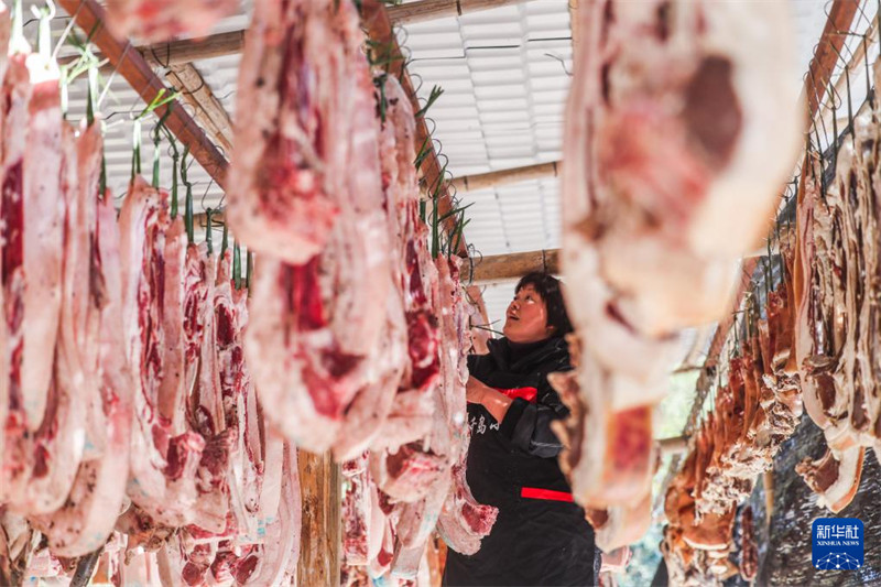 Mazao ya jadi ya kilimo yavutia watu wengi kwenye soko la bidhaa la Mwaka Mpya wa Jadi wa China Chun’an, Zhejiang, China