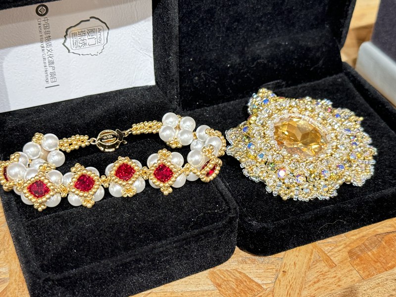 Urithi wa utamaduni usioshikika unaong'aa sana: Udarizi wa Shanga za Kioo kwa mikono wa Xiamen, China