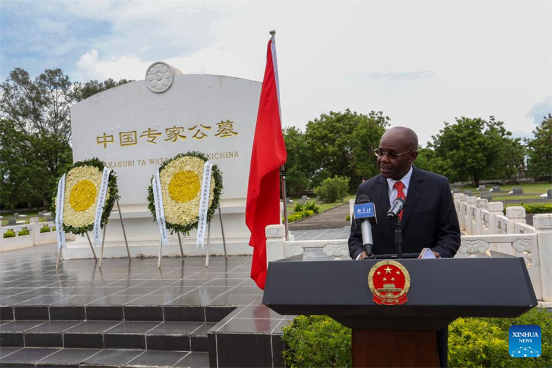 Waziri wa Uchukuzi wa Tanzania Makame Mbarawa akizungumza kwenye hafla ya kukumbuka wataalamu wa China waliofariki dunia wakati wa ujenzi wa reli ya TAZARA jijini Dar es Salaam, Tanzania, Aprili 2, 2024. (Xinhua/Herman Emmanuel)