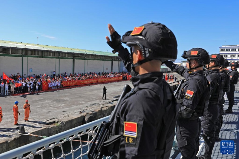 Kundi la 45 la Jeshi la Majini la China likiwasili katika Bandari ya Tuamasina, Madagascar kuanza ziara ya kirafiki, Aprili 10, 2024. Katika picha hii askari wa kundi hilo wanaonekana wakiwapungia mikono watu waliokuja kuwakaribisha. (Picha na Wang Yuanfang/Ilichapishwa na Xinhua)
