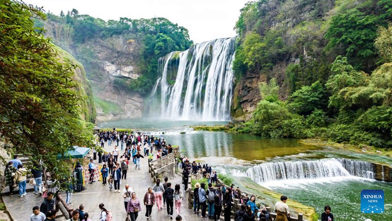 Watu wakifurahia likizo ya Siku ya Wafanyakazi sehemu mbalimbali za China