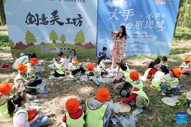 Watu wakifurahia likizo ya Siku ya Wafanyakazi sehemu mbalimbali za China
