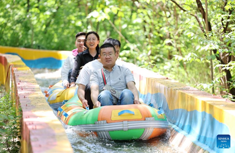 Watu wakifurahia likizo ya Siku ya Wafanyakazi sehemu mbalimbali za China