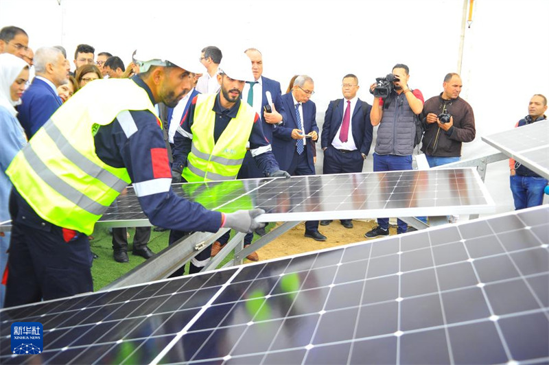 Mei 8, wafanyakazi wawili wakionyesha namna ya kuweka paneli za umeme wa nishati ya jua katika Jimbo la Kairouan，nchini Tunisia. (Mpiga picha: Adel Ezzine/Xinhua)