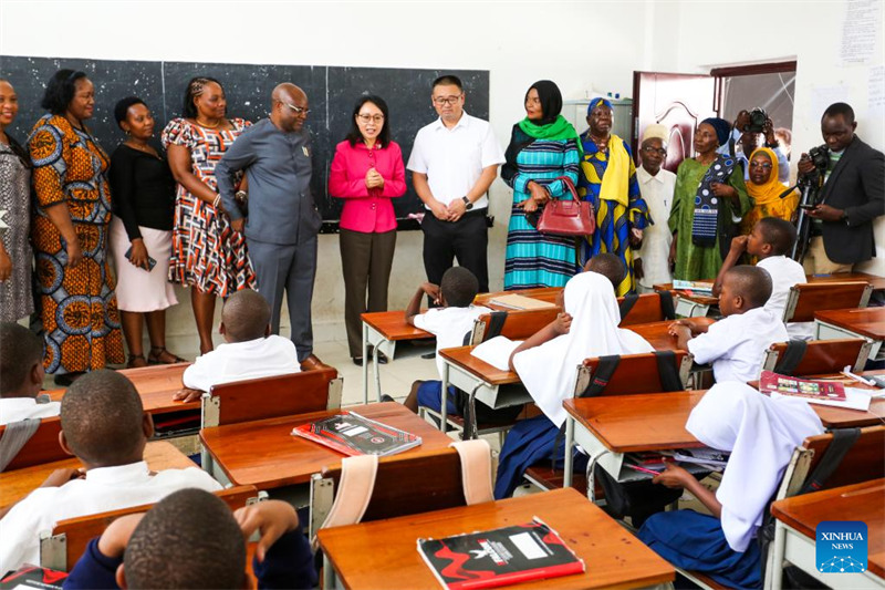 Chen Mingjian, Balozi wa China nchini Tanzania, akizungumza na wanafunzi wa Tanzania kwenye Shule ya Msingi ya Urafiki wa China na Afrika jijini Dar es Salaam, Tanzania, Mei 20, 2024. (Xinhua/Emmanuel Herman)