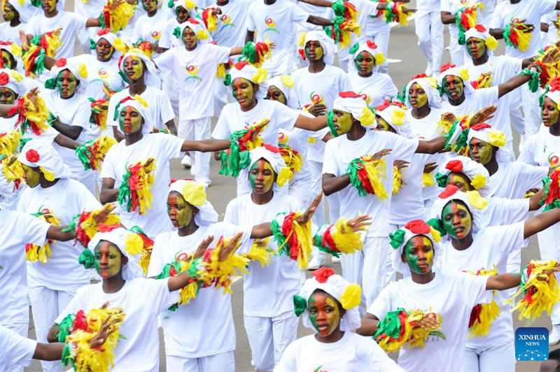 Watu wakishiriki kwenye gwaride wakati wa sherehe ya siku ya taifa ya Cameroon mjini Yaounde, Cameroon, Mei 20, 2024. (Picha na Kepseu/Xinhua)
