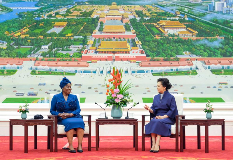 Peng Liyuan, Mke wa Rais wa China Xi Jinping  na Constancia Mangue de Obiang， Mke wa Rais wa Guinea ya Ikweta wanaongea huku wakikunywa chai mjini Beijing, China, Mei 28, 2024. (Xinhua/Ding Lin)