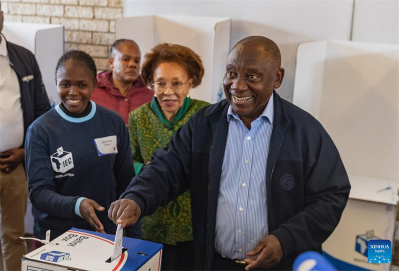 Rais wa Afrika Kusini Cyril Ramaphosa akipiga kura kwenye kituo cha kupigia kura huko Soweto mjini Johannesburg, Afrika Kusini, Mei 29, 2024. (Xinhua/Zhang Yudong)