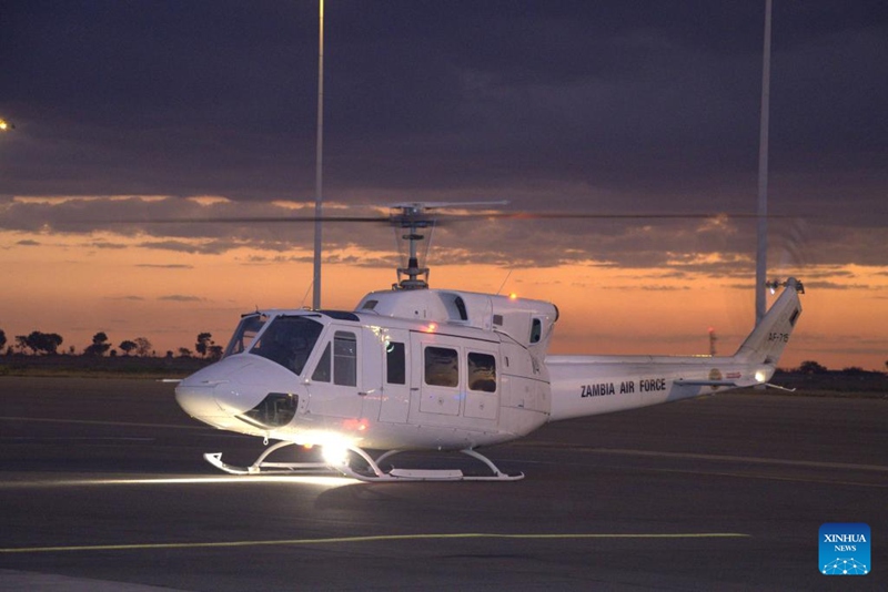Helikopta iliyobeba miili ya Makamu Rais Saulos Chilima na waathiriwa wengine ikiwasili kwenye Uwanja wa Ndege wa Kimataifa wa Kamuzu mjini Lilongwe, Malawi, Juni 11, 2024. (Picha na Roy Nkosi/Xinhua)