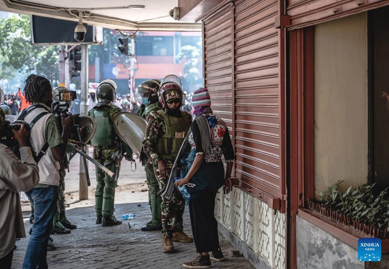 Polisi wa kutuliza ghasia wakizuia waandamanaji kwenye maandamano ya kupinga ongezeko la ushuru katika jiji la Nairobi, Kenya, Juni 25, 2024. (Xinhua/Wang Guansen)