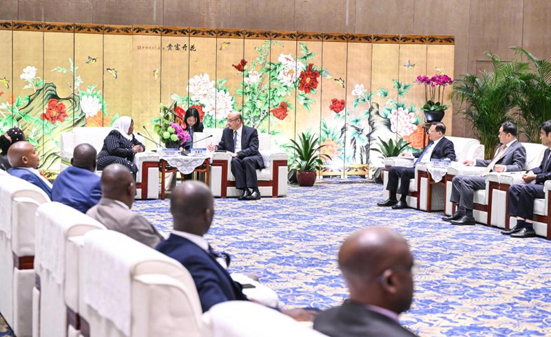 Naibu Waziri Mkuu wa China Liu Guozhong, ambaye pia ni mjumbe wa Ofisi ya Siasa ya Kamati Kuu ya Chama cha Kikomunisti cha China (CPC), akikutana na Rukia Nakadama, naibu waziri mkuu wa tatu wa Uganda, ambaye anahudhuria Mkutano wa 5 wa Baraza la Ushirikiano wa Serikali za Mitaa kati ya China na Afrika, Julai 9, 2024. (Xinhua/Chen Yehua)