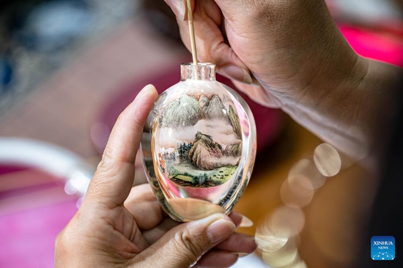 Habari picha: Uchoraji wa picha ndani ya chupa huko Kunming, Mkoa wa Yunnan wa China