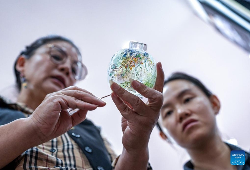 Habari picha: Uchoraji wa picha ndani ya chupa huko Kunming, Mkoa wa Yunnan wa China