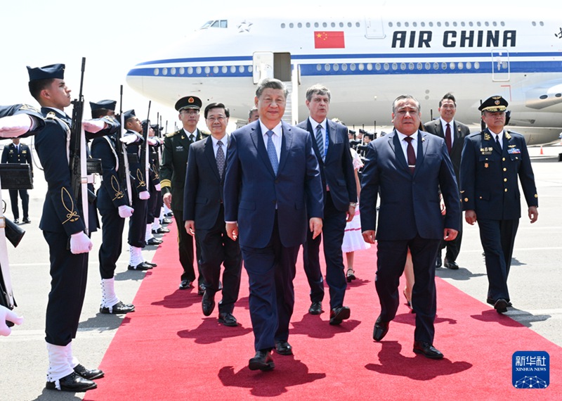 Rais wa China Xi Jinping akikaribishwa kwa furaha na Waziri Mkuu wa Peru Gustavo Adrianzen na maofisa wengine waandamizi  baada ya kufika kwenye Uwanja wa Ndege wa Kijeshi wa Callao huko Lima, Peru, Novemba 14, 2024. (Xinhua/Li Xueren)