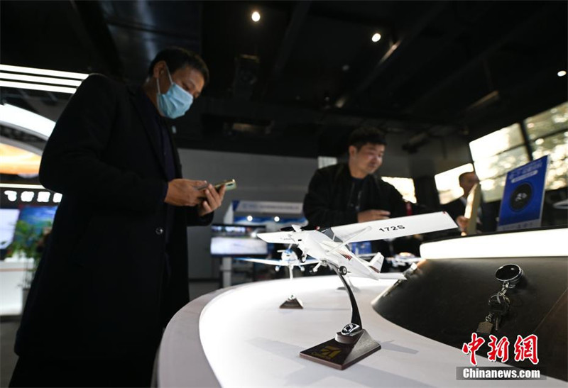 Teknolojia mpya?zavutia watembeleaji kwenye Maonyesho ya “Mwanga wa Mtandao wa Internet” huko Wuzhen, Zhejiang