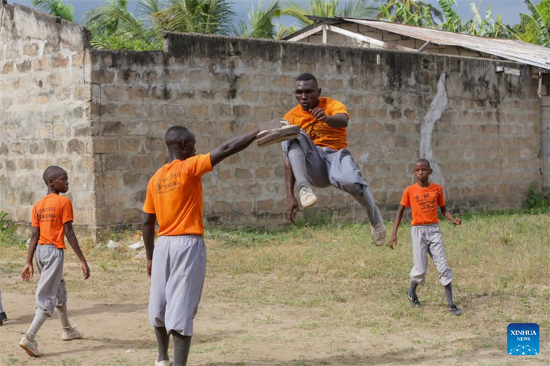Binti mtoto wa Tanzania mwenye umri wa miaka 5 anafuata nyayo za baba yake akibobea?katika kung fu ya China