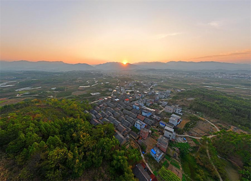 Majengo ya kale yaliyohifadhiwa vizuri katika kijiji?chenye?umri wa miaka zaidi ya 400 mkoani Guangxi, China