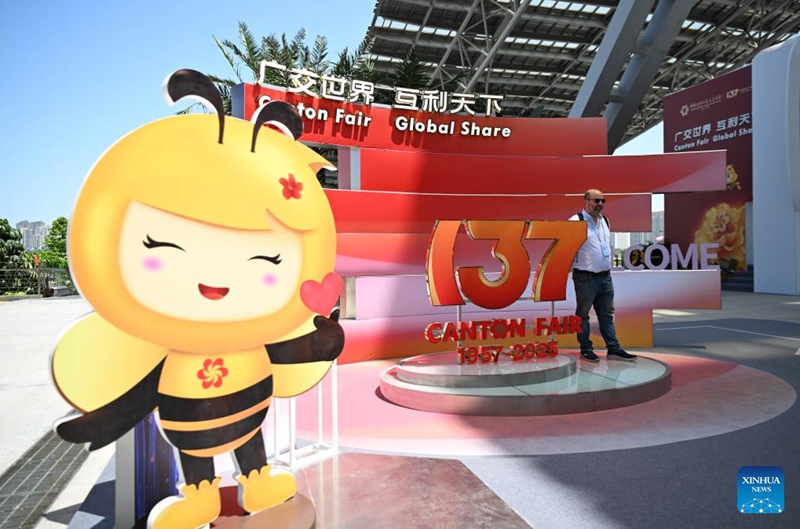 Mtu akipiga picha nje ya ukumbi wa Maonyesho ya 137 ya Uagizaji na Uuzaji Nje Bidhaa ya China mjini Guangzhou, Mkoa wa Guangdong, kusini mwa China, Aprili 15, 2025. (Xinhua/Deng Hua)