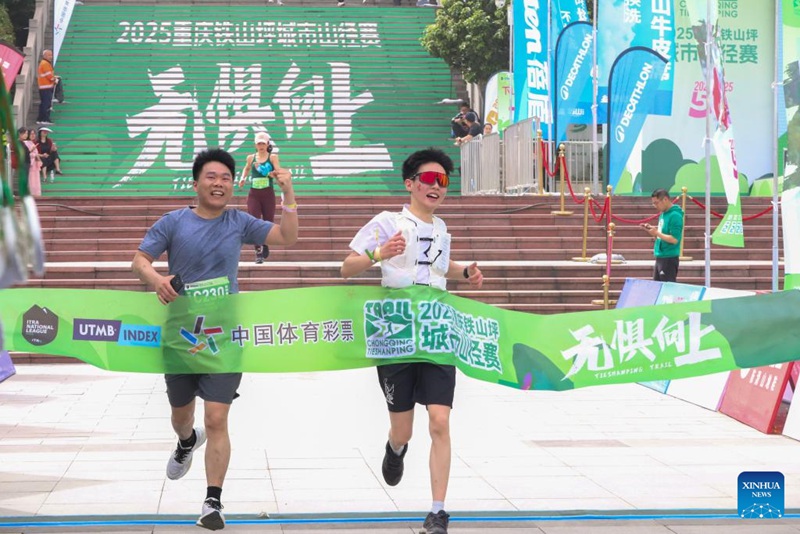 Wakimbiaji wakivuka mstari wa kumalizia mbio kwenye mashindano ya mbio yaliyofanyika katika Eneo la Jiangbei la Mji wa Chongqing, kusini-magharibi mwa China Aprili 13, 2025. (Xinhua)