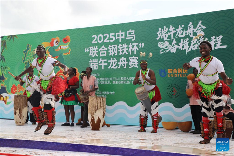 Wasanii wa Uganda wakifanya maonyesho ya ngoma za jadi kwenye shughuli ya mashindano ya mbio za mashua ya dragon mjini Kawuku, wilaya ya kati ya Wakiso, Uganda, Juni 1, 2025. (Picha na Nicholas Kajoba/Xinhua)