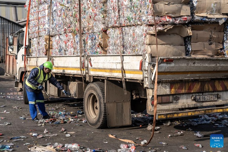 Mtu akifanya kazi katika kituo cha kuchakata plastiki cha Extrupet mjini Wadeville, karibu na Johannesburg, Afrika Kusini, Juni 5, 2025. (Picha na Shiraaz Mohamed/Xinhua)