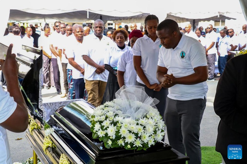 Watu wakimuaga Zhang Junqiao, kiongozi wa kundi la 27 la timu ya madaktari wa China nchini Tanzania, kwenye Hospitali ya Taifa ya Muhimbili jijini Dar es Salaam, Tanzania, Juni 20, 2025. (Xinhua)